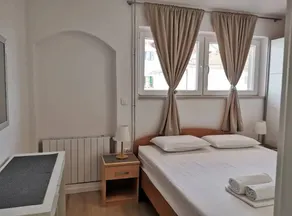 Apartment with terrace - Image 3