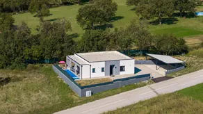Villa with garden, terrace & private pool - Image 2