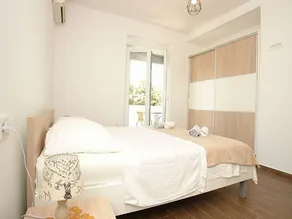 Holiday home with garden | Water view - Image 2