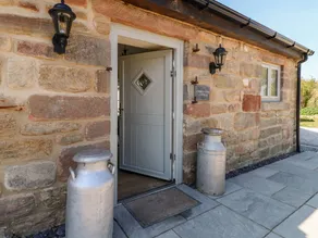 Cottage with hot tub & garden - Image 3