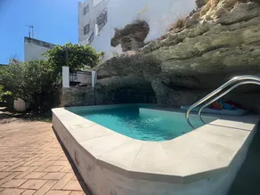 Cottage with garden & private pool - Image 3