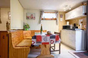 Guest Room 'La Châtelaine - Pinot Noir' with Mountain View, Shared Terrace & Wi-Fi - Image 2