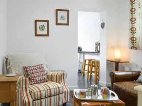 Family-friendly cottage with terrace - Image 2