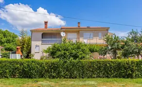 Apartment with barbeque, terrace & garden - Image 5