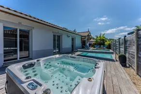 Agréable maison entièrement équipée avec internet haut débit, piscine privée et terrasse | Vue jardin | Avec animaux admis - Image 4