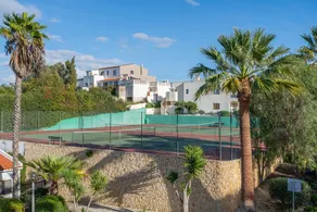 Appartement avec jardin, internet haut débit et piscine chauffée | Vue jardin - Image 4