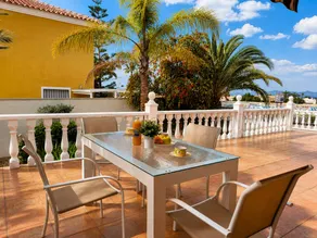 Holiday home with garden | City view - Image 5