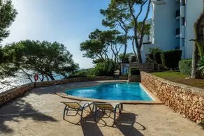 Appartement avec terrasse, piscine et jardin | Vue jardin - Image 3