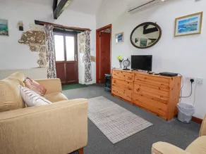 Cottage with garden - Image 4