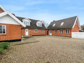Holiday home with BBQ, private pool & hot tub - Image 4