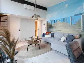 Child-friendly house with trampoline - Image 4