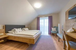 Apartment with garden & terrace - Image 4