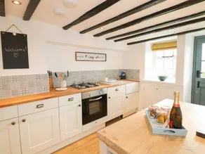 Family-friendly cottage with garden - Image 4