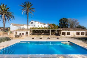 Apartamento vacacional con terraza, jardín y piscina privada - Image 2