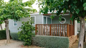 Apartment with garden & pool - Image 5