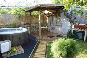 Villa mit Garten, Terrasse und Whirlpool - Image 2