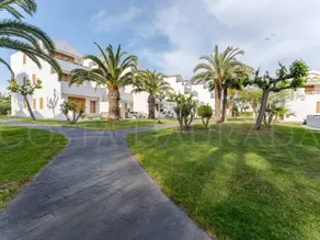 Apartment with terrace & pool - Image 3