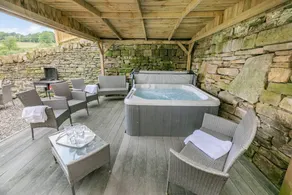 Cottage with garden & jacuzzi - Image 4