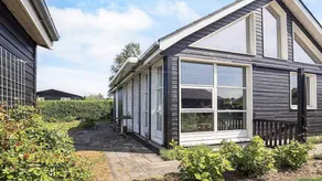 Holiday home with garden & terrace - Image 4