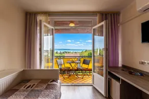 Holiday home with garden & terrace | Water view - Image 4