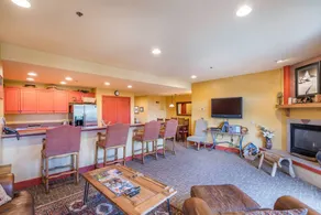 Agréable appartement en copropriété entièrement équipé avec barbecue, piscine chauffée et jacuzzi | Vue piscine - Image 4