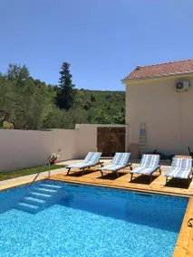 Casa con jardín y piscina - Image 2