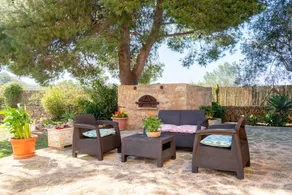 Casa apropiada para familias con piscina, terraza y barbacoa | Vistas al jardín | Perfecta para el trabajo en remoto | Admite perro - Image 4