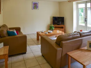 Cottage with garden & pool | River view - Image 3