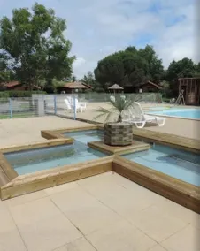 Campeggio con piscina, barbecue e terrazza | Vista sul giardino - Image 2