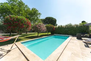 Merveilleuse maison de vacances entièrement équipée avec barbecue, piscine et jardin | Vue jardin - Image 3
