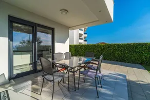 Flat with garden & terrace - Image 3