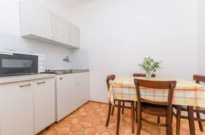 Wonderful holiday apartment with terrace, barbeque & garden | Garden view | Dogs allowed - Image 5