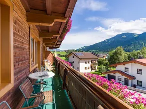 Children-friendly charming apartment with sauna, garden & terrace - Image 4