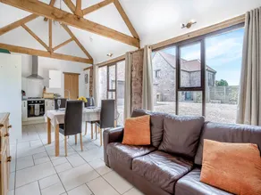 Children-friendly pleasant cottage with garden & hot tub | River view | Pets allowed - Image 4