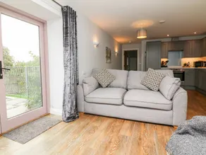 Cottage with garden - Image 3