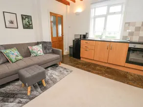 Cottage with garden - Image 4