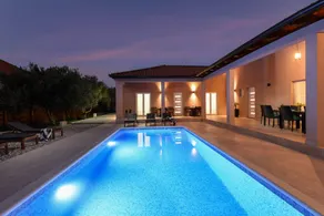 Villa with BBQ, terrace & private pool - Image 3
