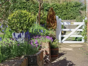 Cottage with garden - Image 2