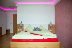 Dedicated room with terrace, pool & garden - Image 4