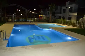 Appartement entièrement équipé avec terrasse, piscine et jardin - Image 4