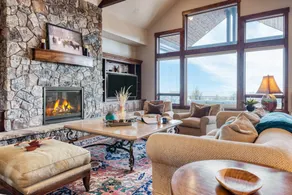 Heritage by Avantstay Luxe Oregon Retreat Deck - Image 5