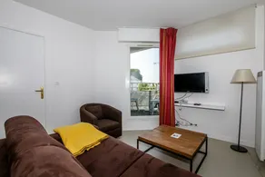 Apartment with terrace - Image 3