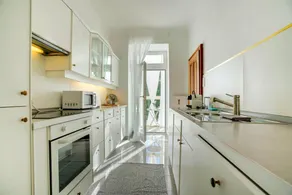 Apartment with garden - Image 4