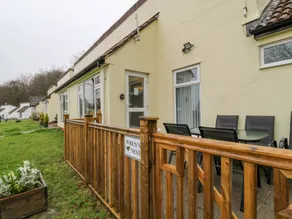 Cottage with pool & garden - Image 2