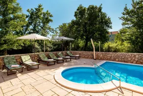 Flat with terrace, garden & pool - Image 3