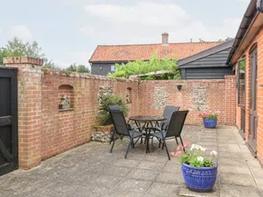 Cottage with garden - Image 3