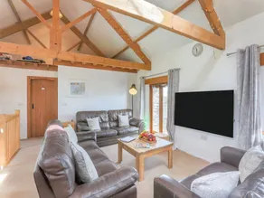 Family-friendly cottage with BBQ, garden & pool - Image 3