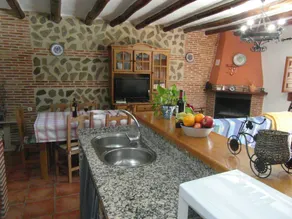 House with garden, BBQ & private pool - Image 3