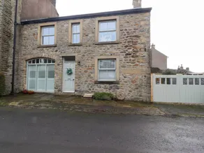 Family-oriented cottage with garden & hot tub | Pets allowed - Image 2
