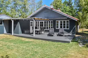 Family-friendly holiday home with sauna, terrace & garden - Image 2